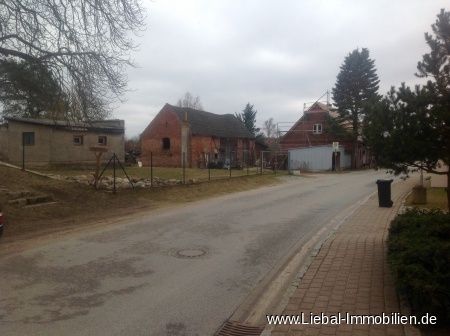 links Baugrundstück