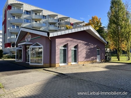 seitliche Terrasse / Parkplatz