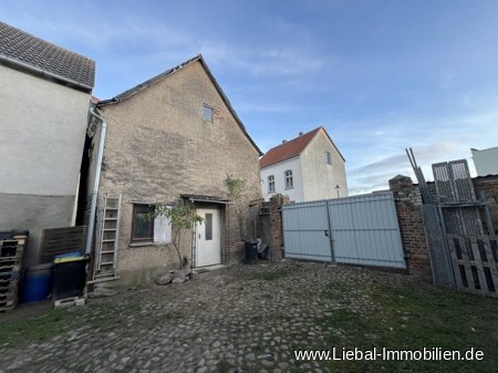 Hof mit großem Tor.