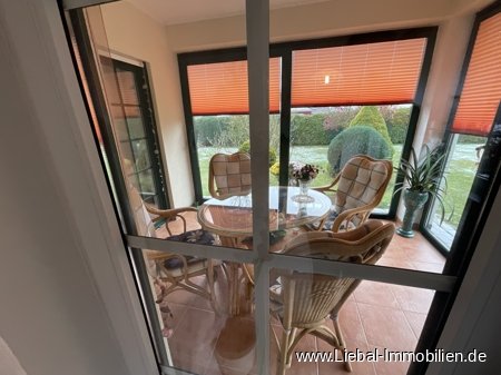 Küche mit Tür zum Wintergarten