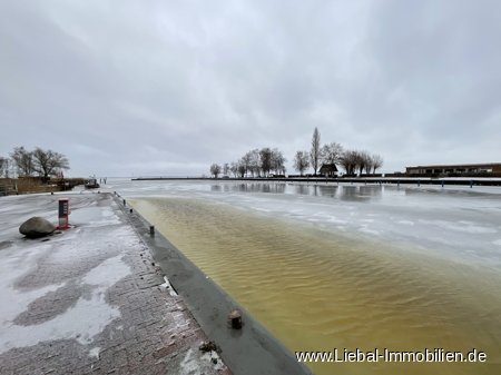 Hafen im Februar mit Eis