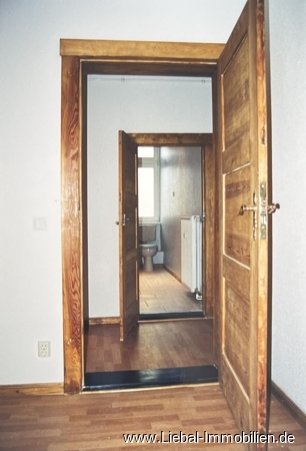 Blick Wohnzimmer Richtung Badezimmer