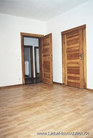 Wohnzimmer Tür zum Flur und Schlafzimmer