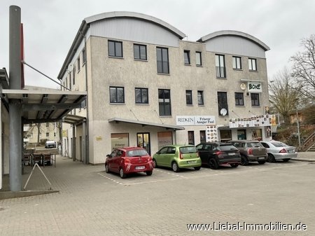 Gebäudeansicht vom Parkplatz Gebäudeansicht vom Parkplatz